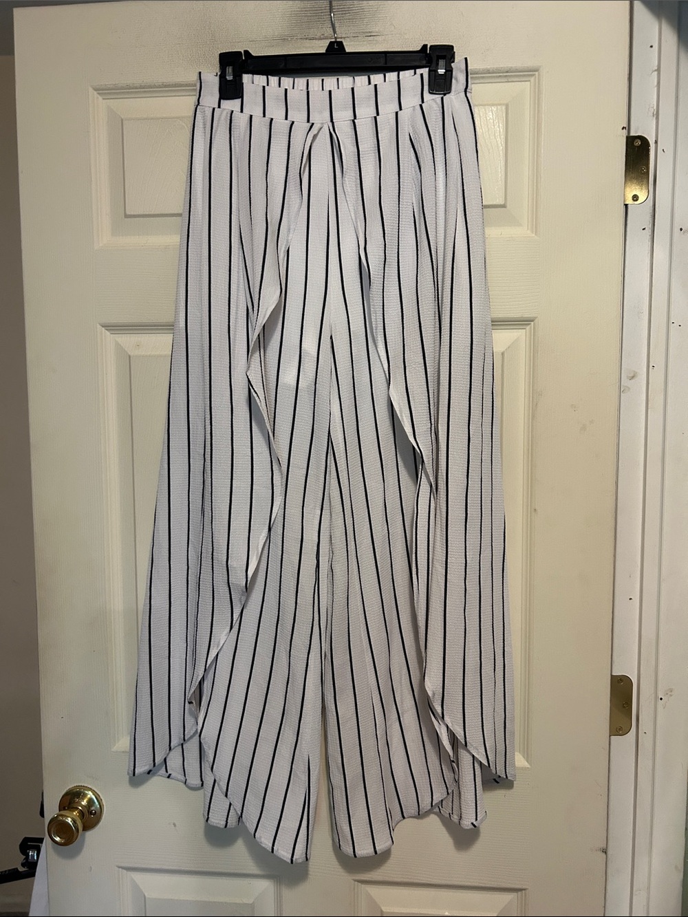 Charlotte Russe White Wide-Leg Pinstripe Pants Size Medium